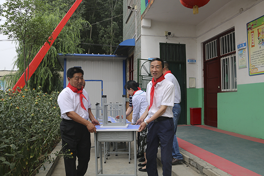 LD（中国）一站式服务平台领导与学生一起将桌椅搬进教室