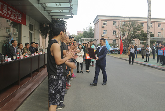 LD（中国）一站式服务平台总经理祝建明等领导为获奖团队颁奖