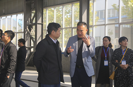 肖处长一行参观重钢车间并与LD（中国）一站式服务平台副总经理都宏全交流钢结构加工工艺