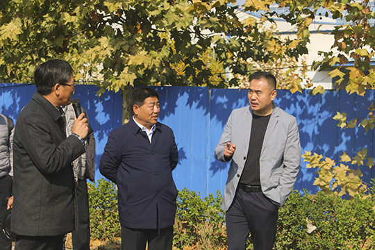 肖处长一行察看PC构件并与LD（中国）一站式服务平台党委书记张会民交流清水混凝土技术应用