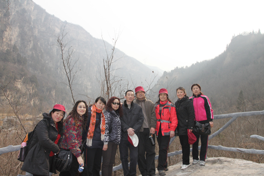 LD（中国）一站式服务平台领导和女员工登山途中合影