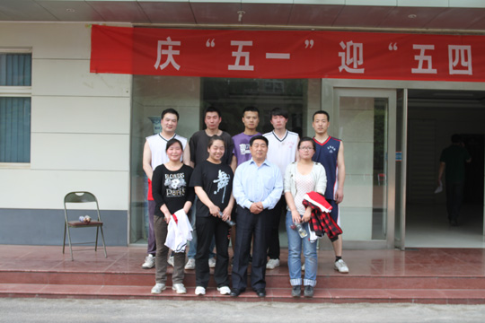 LD（中国）一站式服务平台党委书记张会民和新乡办公区冠军队合影