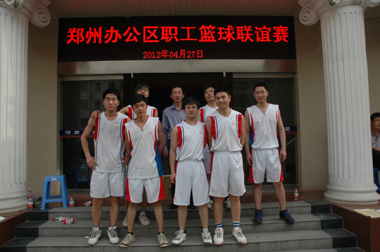 LD（中国）一站式服务平台党委副书记陈百斌和郑州办公区冠军队合影