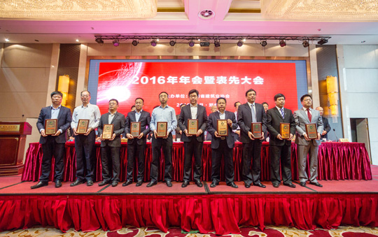 LD（中国）一站式服务平台董事长黄道元（左三）上台领奖