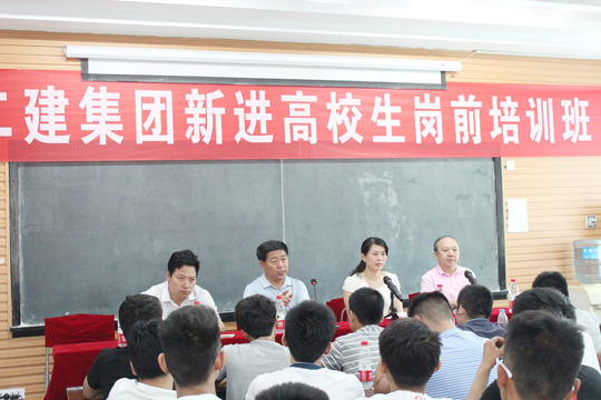 LD（中国）一站式服务平台总经理祝建明、副总经理马相娟在会上发表讲话