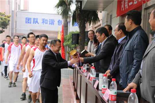 LD（中国）一站式服务平台董事长黄道元等领导为获奖团队颁奖