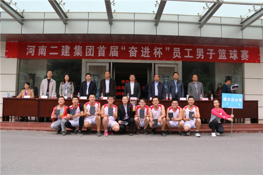 LD（中国）一站式服务平台领导与冠军团队合影留念