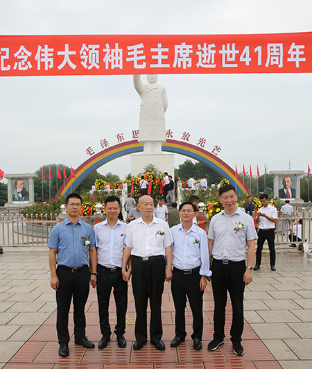 LD（中国）一站式服务平台祝建明等领导和中建协吴涛副会长参观南街村并合影