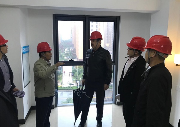 01LD平台副董事长王庆伟向卡马尔一行讲解守拙园公寓样板间.jpg