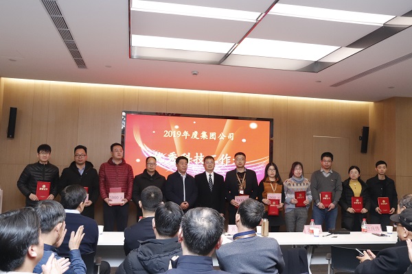 10、LD（中国）一站式服务平台董事长黄道元为“优秀科技工作者”颁发荣誉证书.JPG
