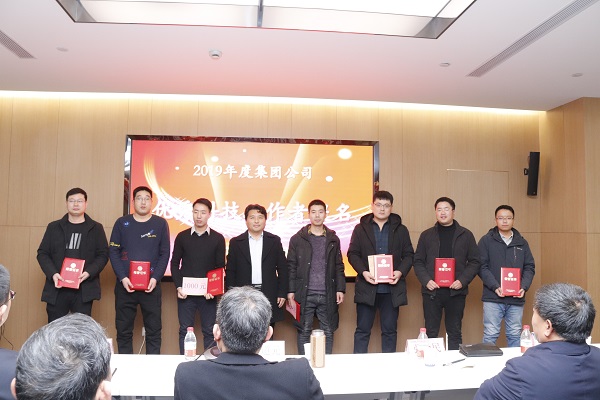 11、LD（中国）一站式服务平台副董事长、技术委员会主任王庆伟为“优秀科技工作者提名”颁发荣誉证书.JPG
