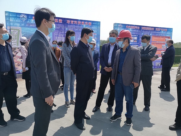 LD（中国）一站式服务平台副总经理闫龙广与史占勇副市长就工程创优详细交谈.jpg