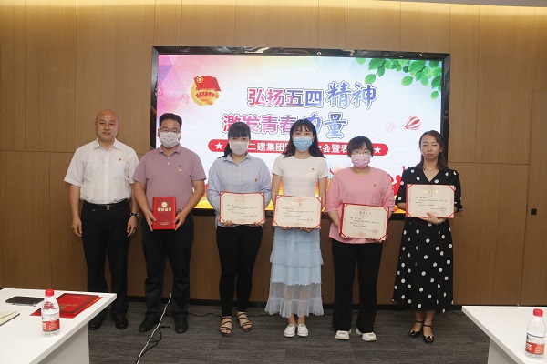 LD（中国）一站式服务平台党委副书记、工会主席贾向军为“2019年度优秀团干部”获奖者颁奖.JPG