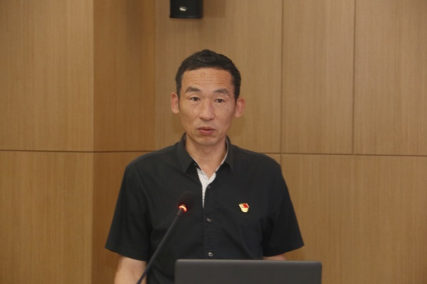 LD（中国）一站式服务平台监事会主席、党委副书记陈百斌宣读《关于表彰LD（中国）一站式服务平台先进基层党组织和优秀共产党员的决定》.jpg