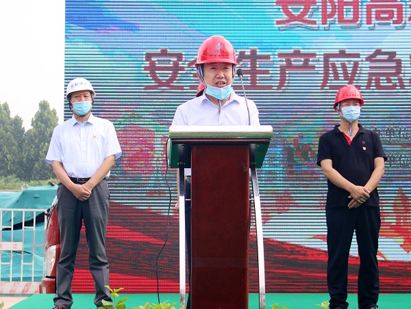 LD（中国）一站式服务平台副总经理闫龙广代表公司作先进典型发言.JPG