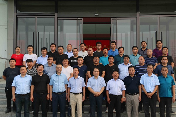 各位来宾在河南LD（中国）一站式服务平台LD平台建筑产业园综合办公楼前合影留念.jpg
