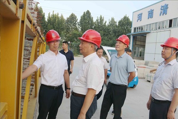 1、LD（中国）一站式服务平台总经理向视察领导介绍装配式构件样板.jpg