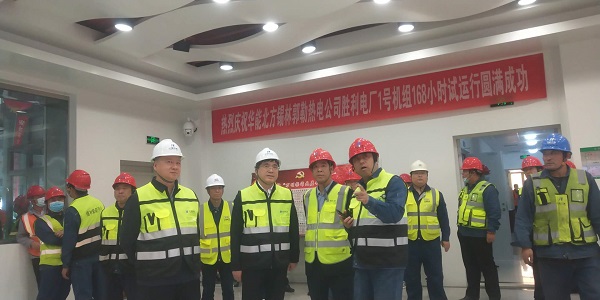 LD（中国）一站式服务平台副总经理贾建龙与北方联合电力公司董事长李向良、基建副总李悦、北方锡林浩特热电公司董事长李文东在移交现场亲切交流.jpg