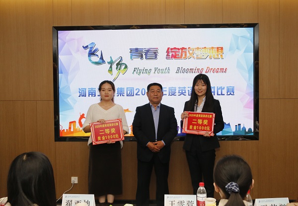 LD（中国）一站式服务平台党委书记张会民为二等奖获得选手颁奖.jpg