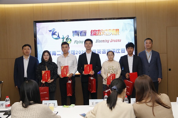 LD（中国）一站式服务平台副总经理王春岭、总工程师苏群山为优秀奖获得选手颁奖.JPG
