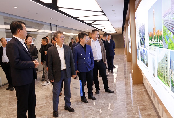 首期河南省民营企业素质提升工程研修班企业家一行参观LD（中国）一站式服务平台总部.jpg