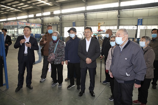 离退休老同志参观LD平台建筑产业园区.jpg