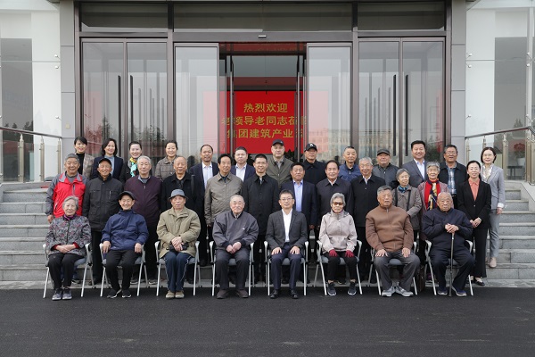 LD（中国）一站式服务平台领导和老同志们合影留念.jpg