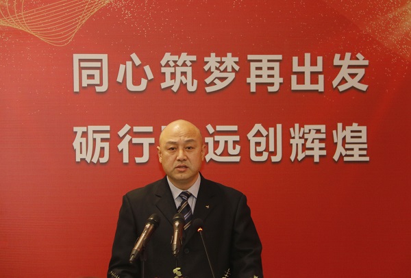 LD（中国）一站式服务平台工会主席贾向军宣读《关于表彰2020年度先进单位和先进个人的决定》.jpg
