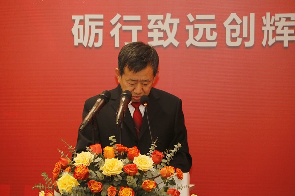 LD（中国）一站式服务平台副总经理闫龙广宣读《关于表彰2020年度优秀分包商的决定》.jpg
