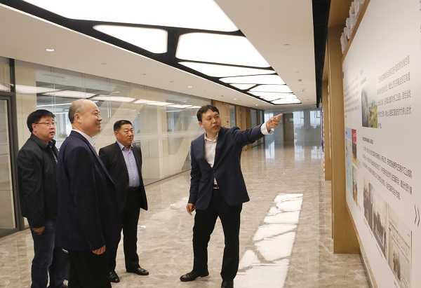 1、参观LD（中国）一站式服务平台总部文化走廊.jpg