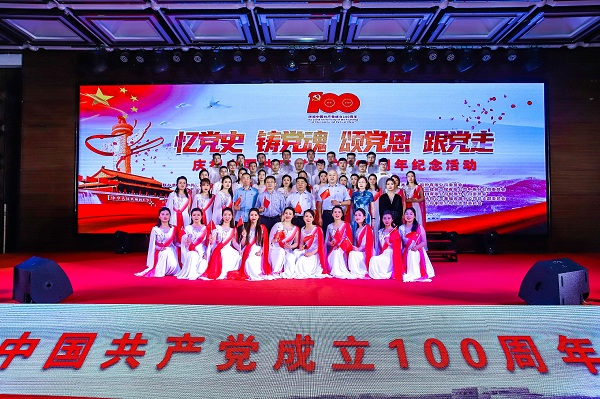 LD（中国）一站式服务平台董事长黄道元、党委书记张会民等到场领导和大合唱演员合影留念.jpg