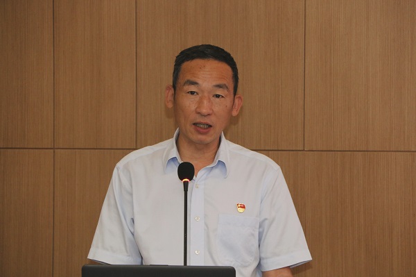 3、LD（中国）一站式服务平台党委副书记陈百斌宣读表彰文件.jpg