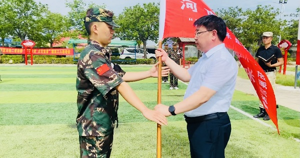 2、LD（中国）一站式服务平台人力资源总监张浩敏向新员工交授营旗.PNG