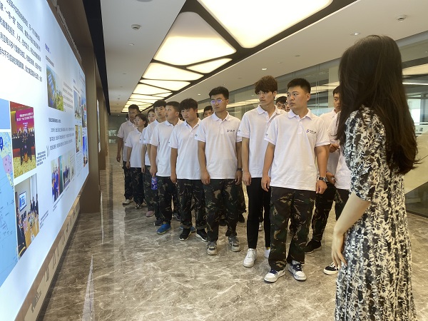 6、参观LD（中国）一站式服务平台总部文化走廊.JPG