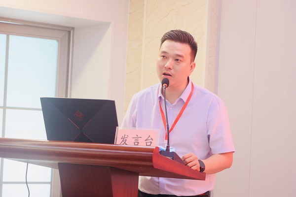4、LD平台培训学校校长刘攀主持会议.jpg