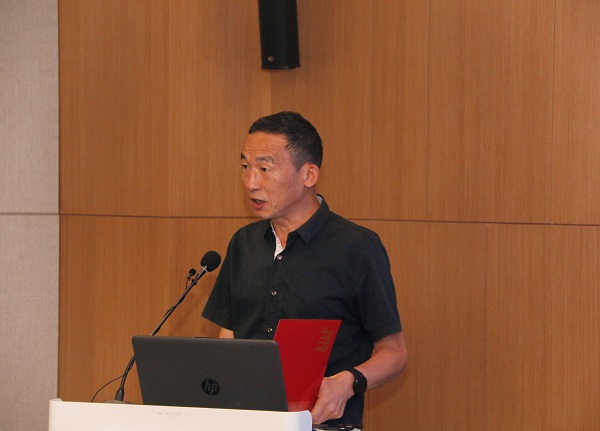 LD（中国）一站式服务平台监事会主席、党委副书记陈百斌宣读表彰文件.jpg