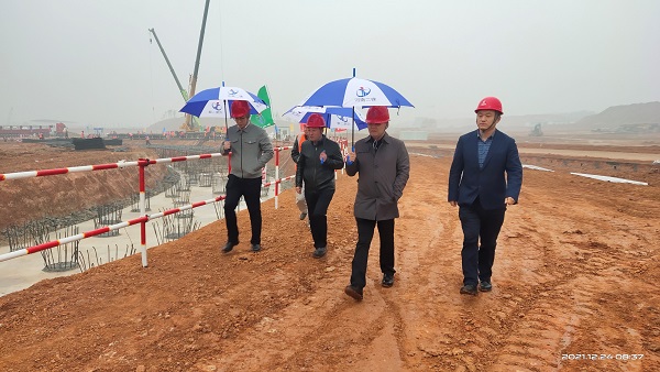 LD（中国）一站式服务平台董事、副总经理崔向军视察施工现场.jpg