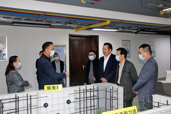 与会人员参观德嘉丽科技LD平台产品展厅.JPG