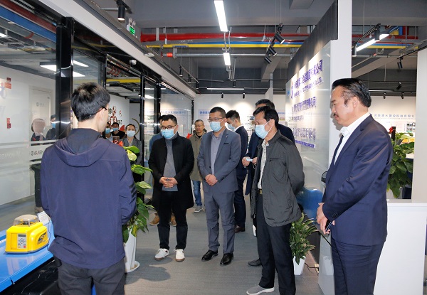 与会人员参观观河南LD（中国）一站式服务平台&维亚适高技术产品展厅.JPG