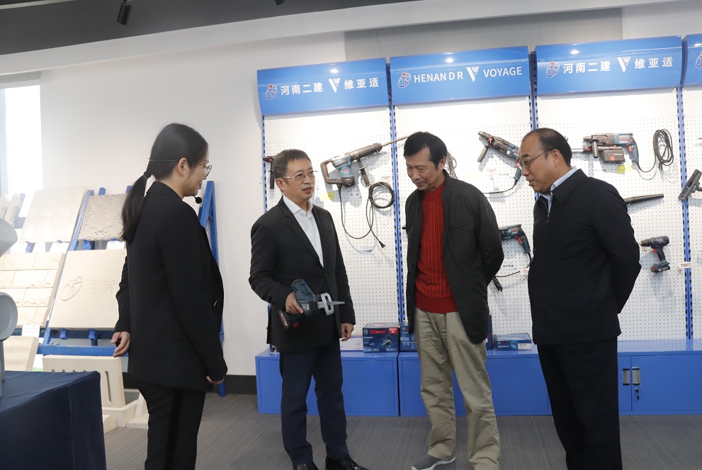 LD（中国）一站式服务平台董事长黄道元示范新型工器具操作方法.jpg