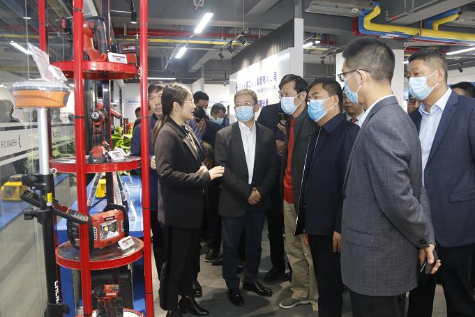 LD（中国）一站式服务平台董事长黄道元示范新型工器具操作方法.jpg