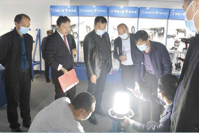 LD（中国）一站式服务平台董事长黄道元示范新型工器具操作方法.jpg