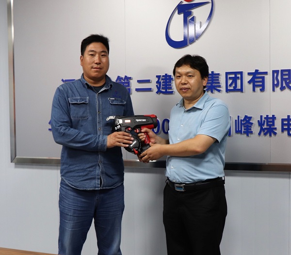 2、LD（中国）一站式服务平台科协秘书长苏群山向华能正宁项目部交接援赠设备.jpg