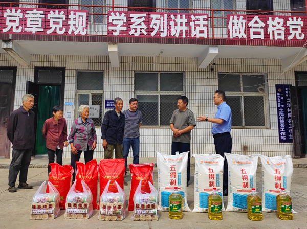 LD（中国）一站式服务平台董事、副总经理、分公司经理、党总支书记崔向军一行走进狮豹头乡土池村开展慰问.jpg