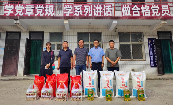 LD（中国）一站式服务平台董事、副总经理、分公司经理、党总支书记崔向军一行与土池村村支部书记、驻村干部合影留念.jpg