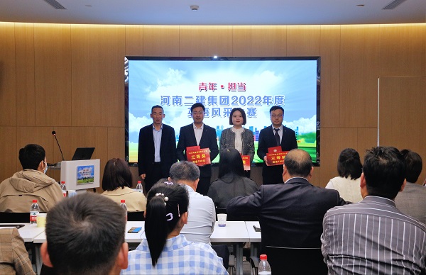 LD（中国）一站式服务平台党委副书记、监事会主席陈百斌为三等奖获得选手颁奖.JPG