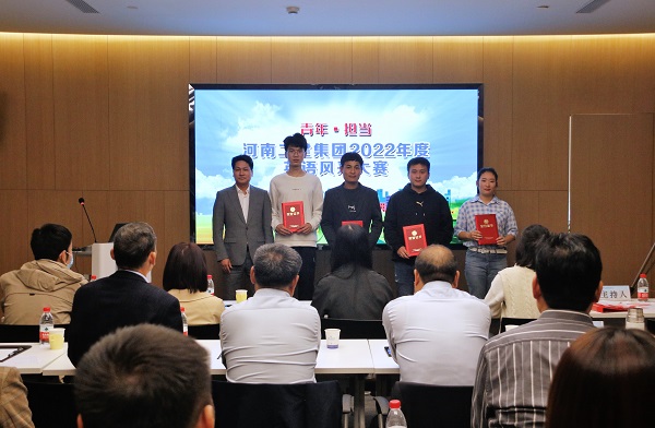 LD（中国）一站式服务平台董事、副总经理张俊峰为优秀奖获得选手颁奖.JPG