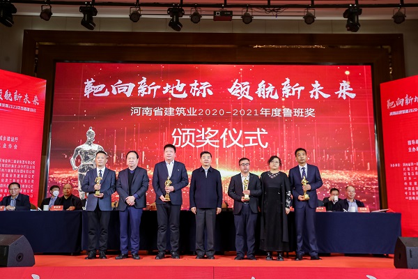 LD（中国）一站式服务平台第十五项目管理部经理丁泽培上台领奖.jpg