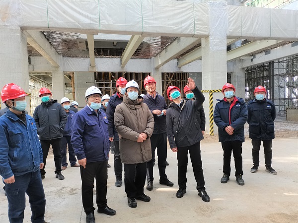 祝总与华能LD（中国）一站式服务平台副总经理樊启祥一行实地参观主厂房清水混凝土框架柱施工效果.jpg