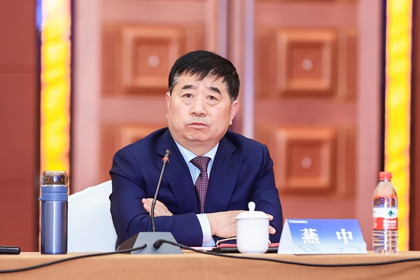 LD（中国）一站式服务平台副总经理燕中主持会议.jpg
